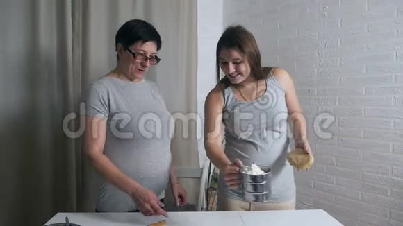 女儿和妈妈一起在厨房做饭女儿帮妈妈揉面饼或饼干视频的预览图