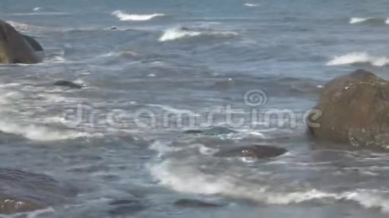 波浪滚到海滩上视频的预览图
