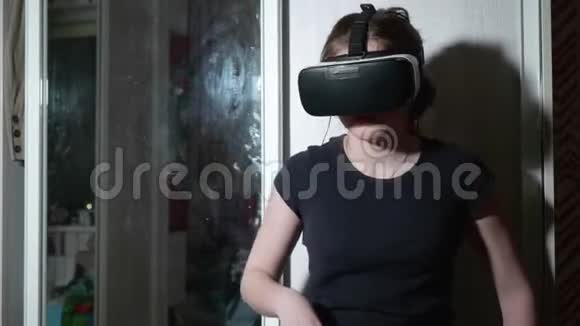 穿黑色T恤的白人女孩修耳机和VR眼镜视频的预览图
