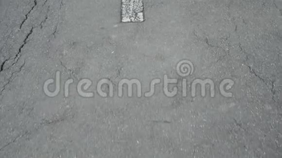 破烂的灰色沥青上的白色箭头道路标记运动方向视频的预览图