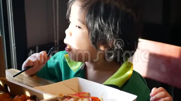 一个亚洲小女孩在不知不觉中嚼着一根滚烫的蟹棒烧了她的嘴婴儿意外的口腔烧伤视频的预览图