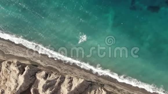 实时山托里尼海滩海浪的鸟瞰图视频的预览图