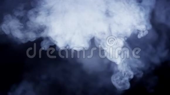 抽象烟雾云在黑色背景上吸烟视频的预览图