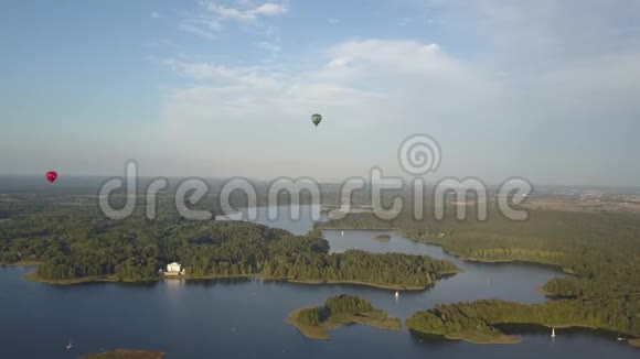 位于立陶宛首都维尔纽斯附近的特拉凯城堡上空的两个热气球因为它是视频的预览图