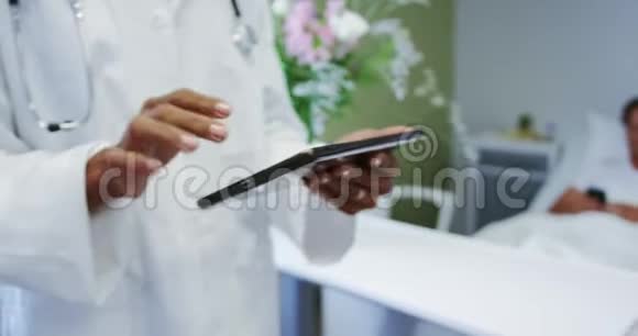 在医院病房使用数字平板电脑对非裔美国女医生进行特写视频的预览图