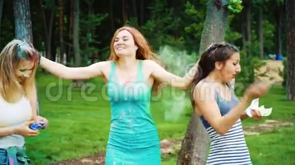 三个女朋友在夏季公园的霍利色节玩得很开心视频的预览图