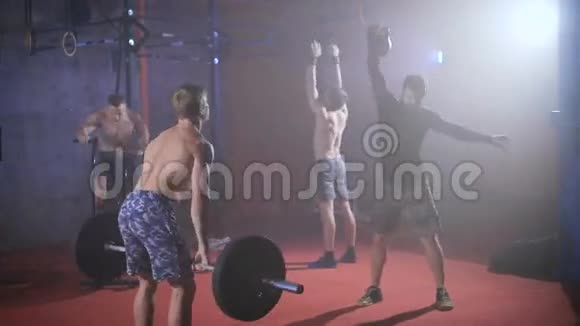五名强壮的运动员在健身房进行团体交叉训练视频的预览图