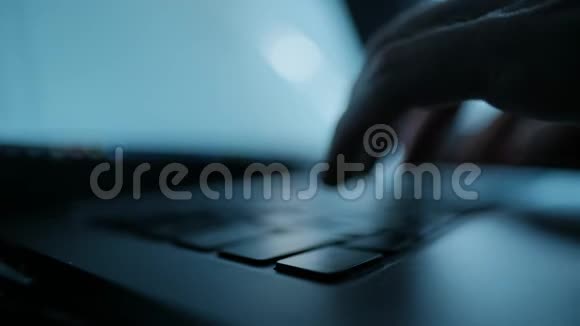 男人手在笔记本电脑键盘上打字男人在家里用电脑工作远程工作或信息技术概念视频的预览图