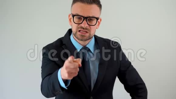 一个情绪激动衣着正式长着胡子戴着眼镜的男人看着镜头责骂对话者的画像视频的预览图