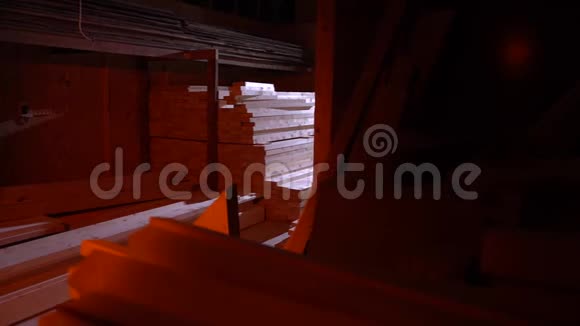 在一个漂亮的舞台灯光下有木头的仓库视频的预览图