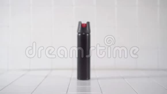 黑胡椒喷雾可以在白色背景上关闭视频的预览图