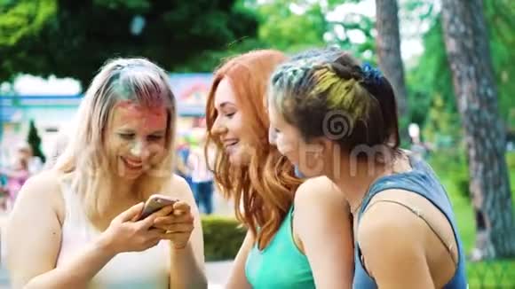 在霍利色彩节之后年轻女性笑着看镜头做自拍视频的预览图