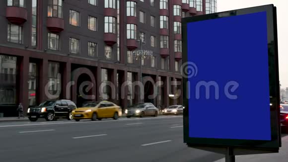 市街一天带大蓝光屏幕的展示汽车来了视频的预览图
