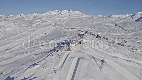 冬季度假村全景晚会拉克斯山空中4k视频的预览图