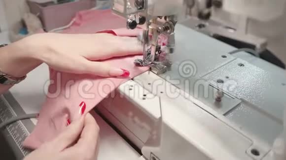 裁缝女士缝制粉红色连衣裙的视频视频的预览图