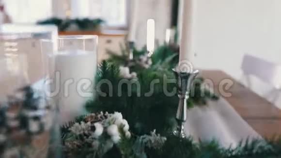 关上装饰好的圣诞餐桌视频的预览图