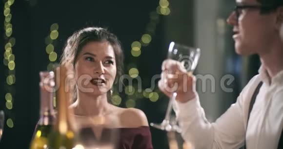 女孩是一个年轻的女人在一个聚会上与一个男人调情圣诞节新年节日情感生日快乐视频的预览图