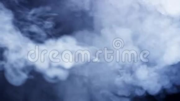 黑色背景上的烟雾被隔离视频的预览图