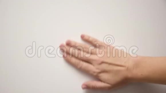女性的手从墙上抹去了一些东西视频的预览图