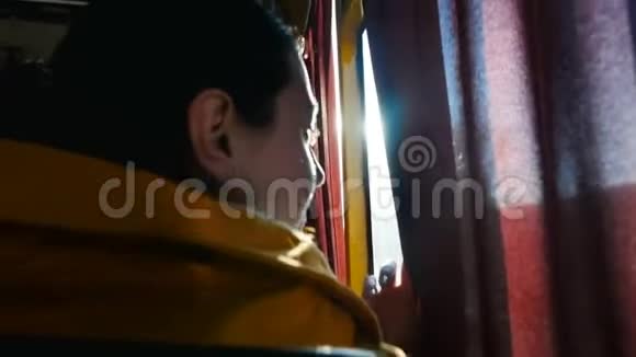 女孩乘坐公共交通工具公车上的车从窗户往外看慢动作特写视频的预览图