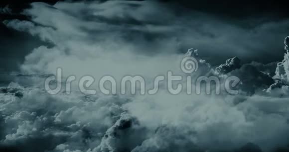 夜晚在云层中飞翔视频的预览图