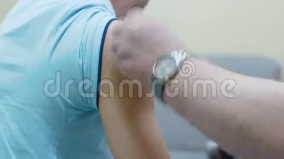 医生在病人手打疫苗在肩部特写处注射注射器4k视频的预览图