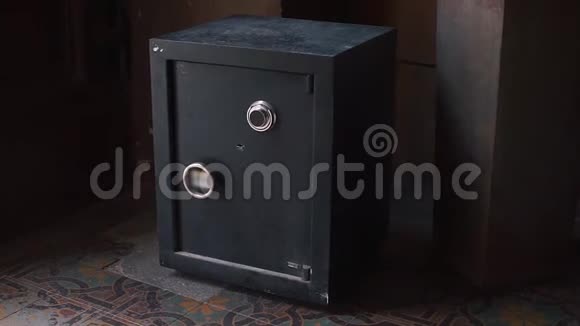 一个有一百万美元钱的保险箱在一个黑暗的房间里视频的预览图