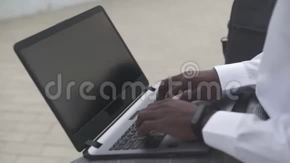 忙碌的非洲裔美国商人戴着眼镜在城市公园里打电话查看文件视频的预览图