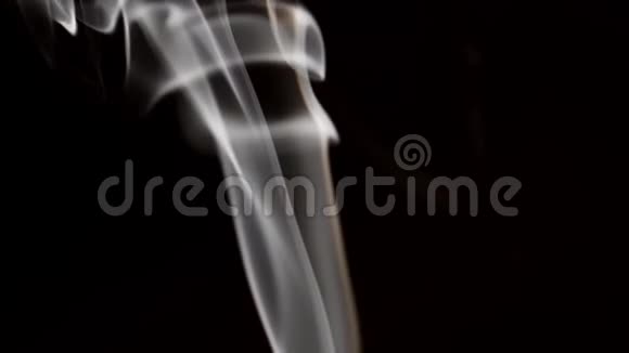 一股稀薄的烟雾在黑色的背景下升起视频的预览图