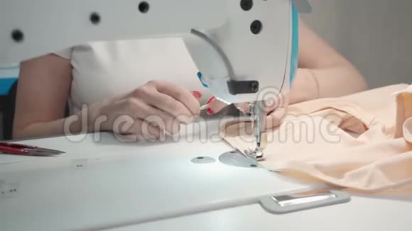 车间电动机械缝纫女青年录像视频的预览图