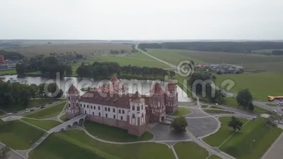从白俄罗斯米尔城堡上空发射的空中循环弹令人惊叹的历史古建筑的俯视图视频的预览图
