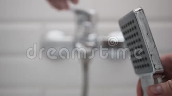 卫生间备手淋浴头开启冷水龙头视频的预览图