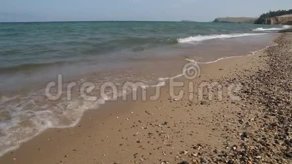贝加尔海滩的白天青色海浪视频的预览图