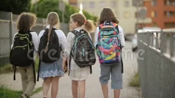 上学的孩子一个男孩和一个女孩带着背包上学后景回到学校知识日视频的预览图