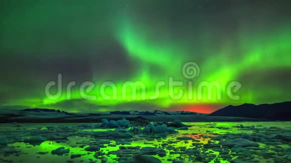 北极光在黑暗的极地夜空中闪耀着令人难以置信的明亮的霓虹灯绿色北极光在4k的时间流逝的视野中视频的预览图