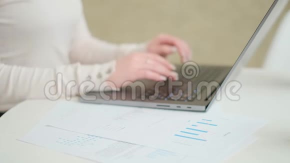 远程工作一名妇女正在家里远程处理笔记本电脑上的文件一个女商人用电脑视频的预览图