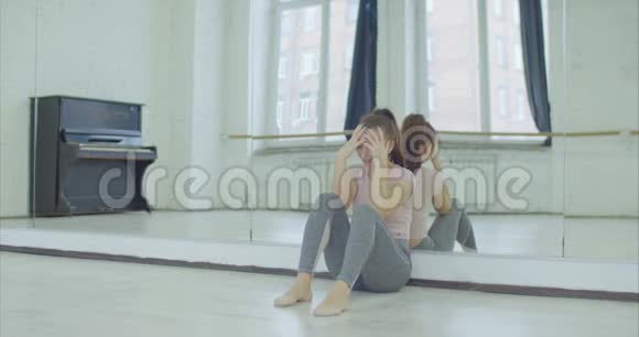 绝望的女舞者扔掉芭蕾舞鞋视频的预览图