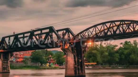死亡铁路桥是二战历史上的一座死亡铁路桥是由死亡铁路桥建造的视频的预览图