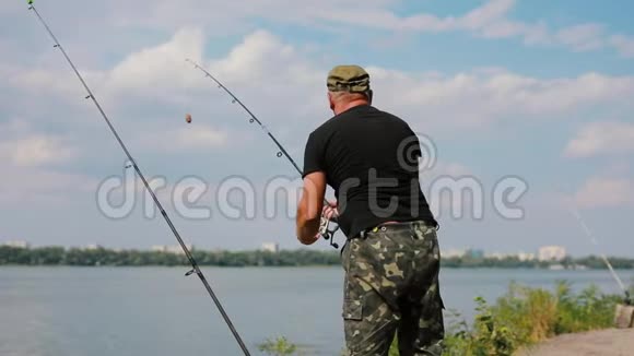 渔夫在河里扔棍子视频的预览图