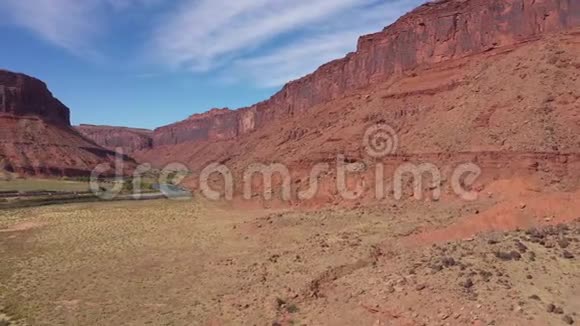 乌萨西部沙漠中陡峭的红峡谷悬崖视频的预览图