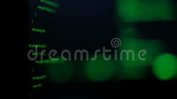 在笔记本电脑上编写编程代码计算机监视器上的网站代码技术背景软件背景视频的预览图