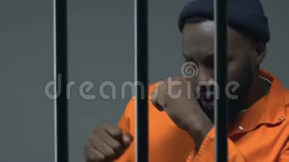 非裔美国人监狱里的罪犯热身影子打架锻炼视频的预览图