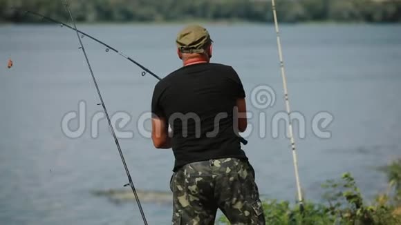 渔夫在河里扔棍子视频的预览图
