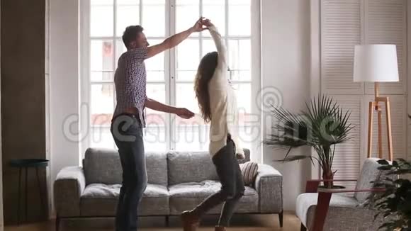 活动情侣庆祝搬家在家跳舞感觉很开心视频的预览图