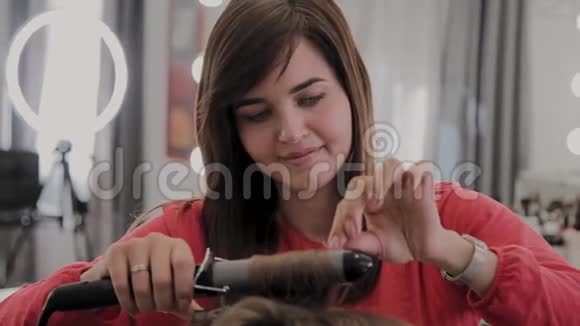 专业的理发师为拍照片女孩的发型视频的预览图