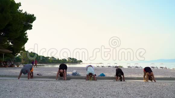 克罗地亚巴斯卡沃达2019年6月12日人们在海边上瑜伽课视频的预览图
