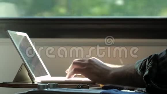 商人手在火车上用笔记本电脑工作视频的预览图