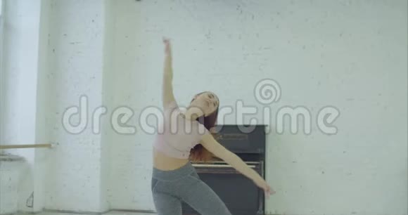 在舞蹈室弹钢琴的疯女人视频的预览图