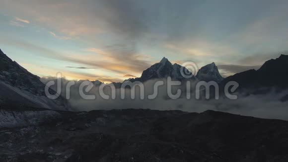 在五颜六色的日落处有塔波切和乔拉特山喜马拉雅山尼泊尔鸟瞰图视频的预览图