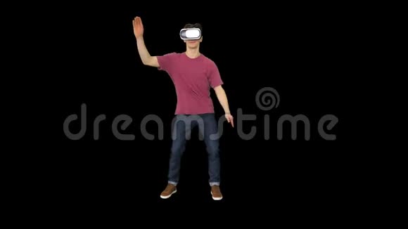 休闲男子在VR眼镜跳舞玩电子游戏初级水平阿尔法频道视频的预览图